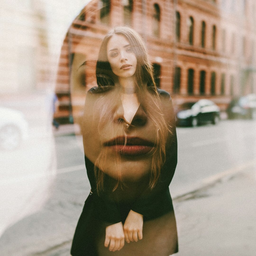 Professional portrait of an Argentine woman photo editor